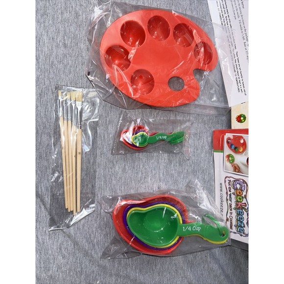 Cookeeze Holiday Baking And Decorating Kit Complete With Guide Recipe Book New - Picture 8 of 12